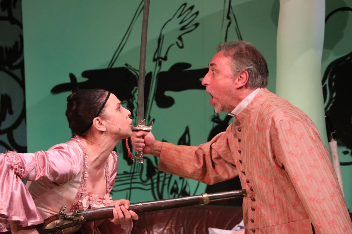 "Marzenia polskie/Les reves polonais" na podstawie "Sąsiadów" Michała Bałuckiego wyreżyserował Jędrzej Piaskowski dla Starego Teatru w Krakowie. Premiera spektaklu - satyry wyostrzającej wady Polaków - odbędzie się w piątek.