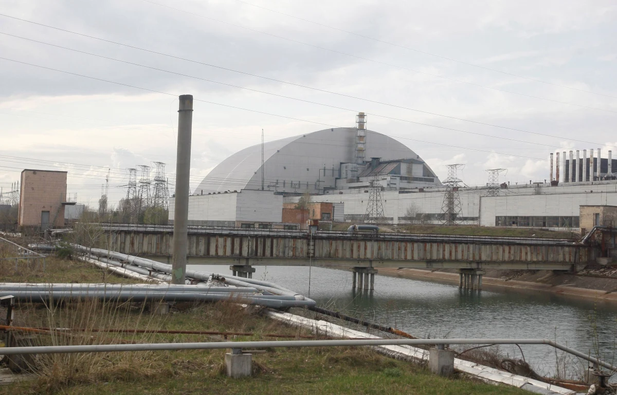 Ukraina poinformowała Międzynarodową Agencję Energii Atomowej (MAEA), że przywrócono bezpośrednią łączność pomiędzy krajowym regulatorem a elektrownią jądrową w Czarnobylu - powiedział dyrektor generalny agencji Rafael Grossi. Stało się to ponad miesiąc po tym, jak kontakt ten został utracony z powodu przejęcia kontroli nad elektrownią przez Rosjan.  