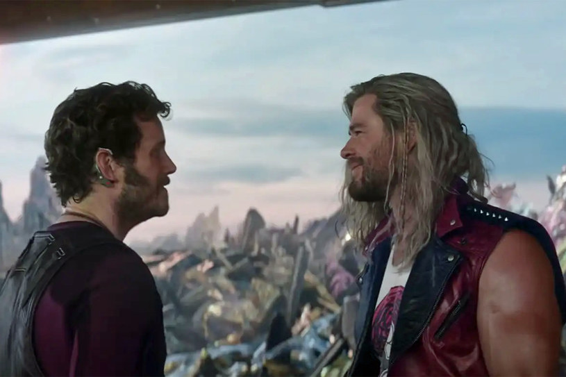 Thor wyraźnie przybrał na wadze w filmie "Avengers: Koniec gry". Jego sylwetka była tematem wielu dyskusji, bo wielu fanów zastanawiało się, jak w kolejnych odsłonach będzie prezentował się bohater określany przez internautów mianem Grubego Thora. Odpowiedź na to pytanie przynosi pierwszy zwiastun filmu "Thor: miłość i grom". Heros tylko chwilę wygląda tak, jakby wstał od stołu po kilkudniowej uczcie. Szybki crossfit przy użyciu łańcuchów sprawia, że wraca do wcześniejszej formy. Ten pomysł wielu widzom nie przypadł do gustu. 