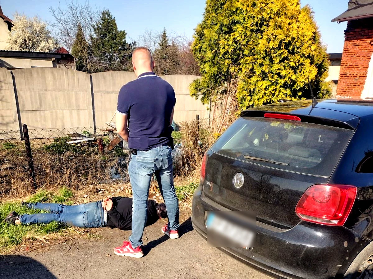 Zarzut pozbawienia wolności ze szczególnym udręczeniem usłyszało 5 osób zatrzymanych przez piotrkowskich policjantów. Czworo z nich odpowie też za inne przestępstwa. Wobec większości zatrzymanych sąd zdecydował o trzymiesięcznym areszcie.