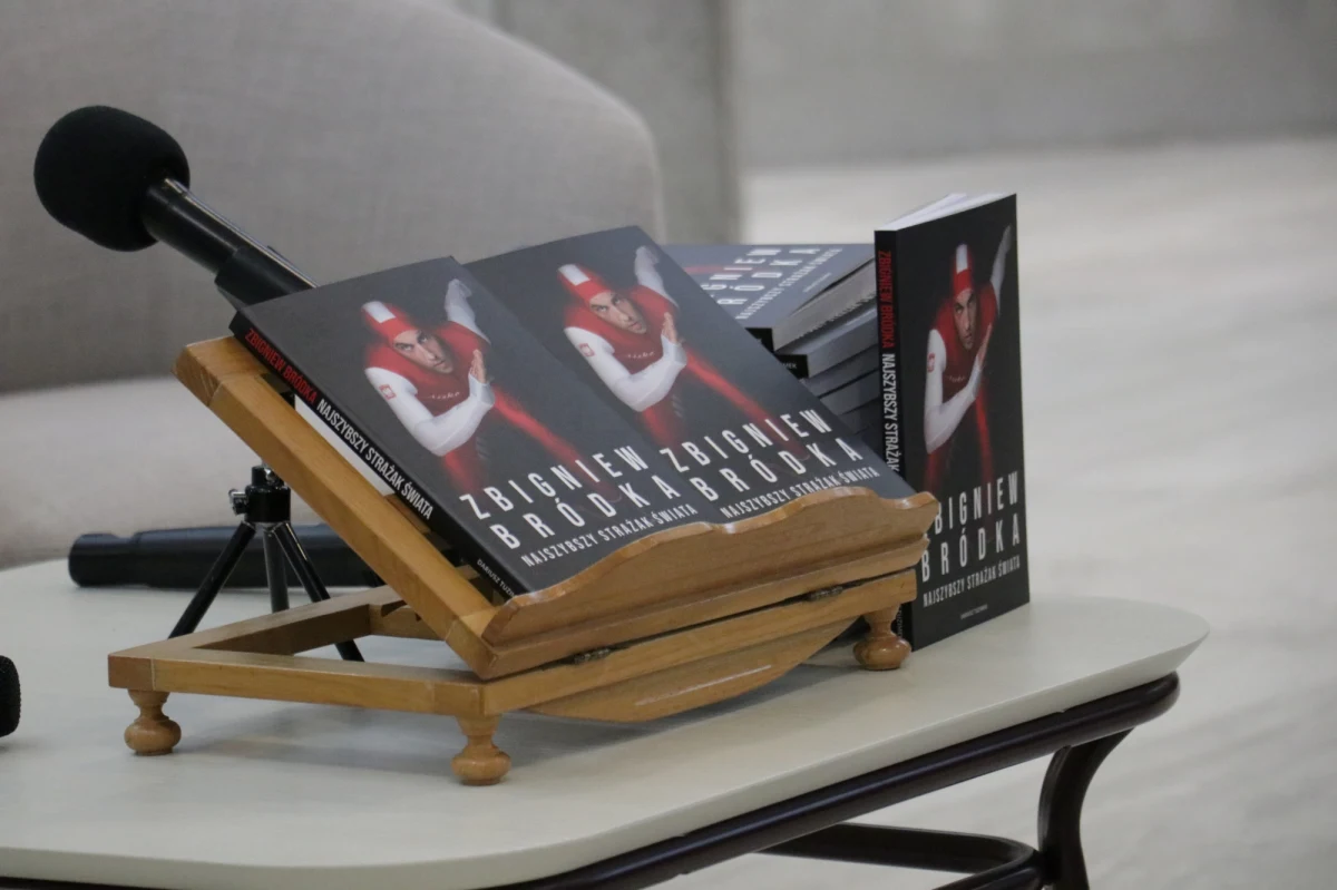 Panczenista i strażak Zbigniew Bródka podsumował w książce swoją długą karierę sportową. "Zbigniew Bródka, najszybszy strażak świata" to historia zdobycia złotego medalu olimpijskiego, ale także opowieść o tym, jak dostać się na sam szczyt. "Priorytetem jest dla mnie teraz rodzina. Chcę dać wsparcie córkom i żonie" – podkreśla Bródka, który niedawno po raz trzeci został ojcem. Były już sportowiec poświęca się obecnie także pracy strażaka, którą przez lata łączył z łyżwiarską karierą.  