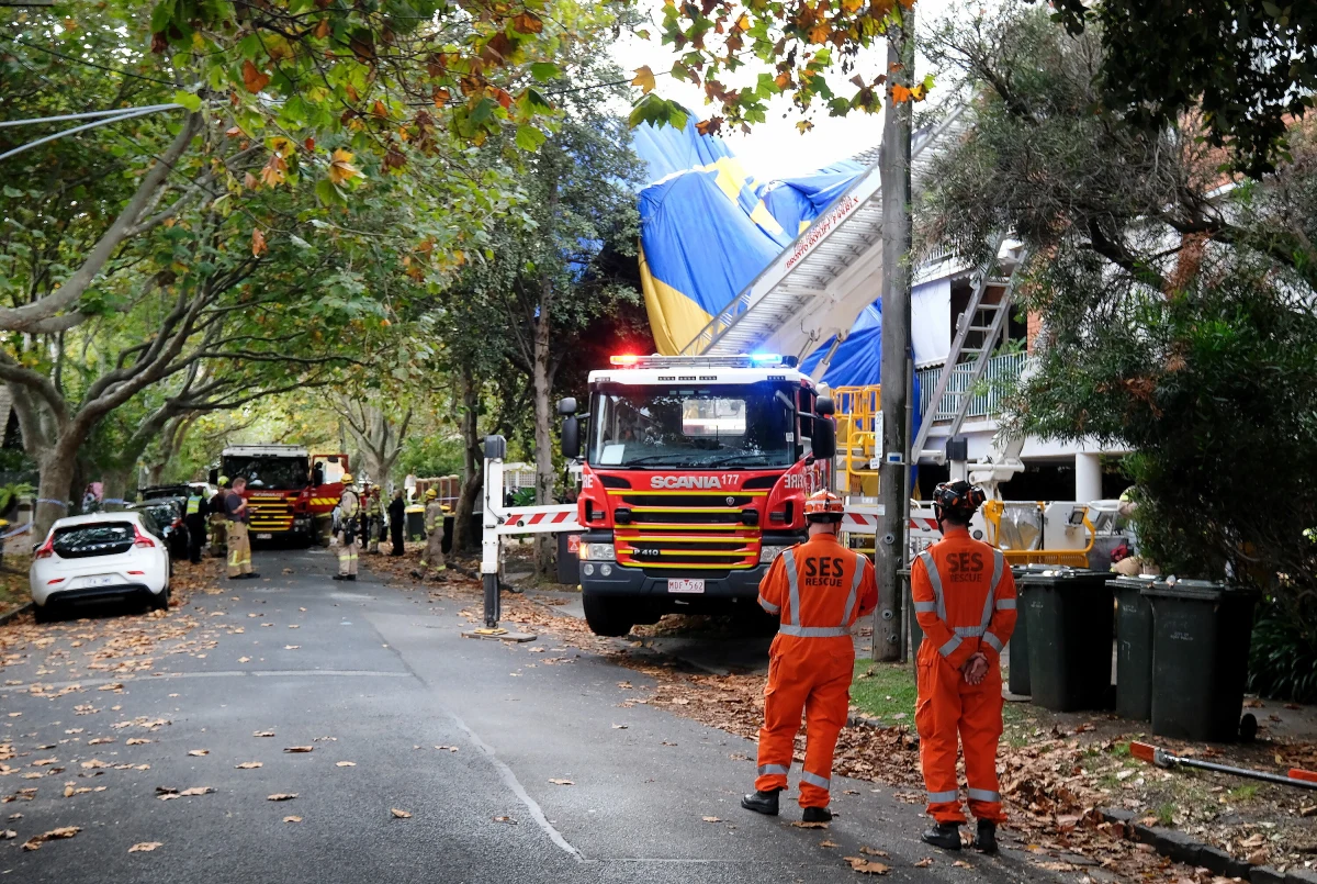 Cudem nikomu nic się nie stało. Na przedmieściach Melbourne w Australii na dachy domów spadł balon na ogrzane powietrze. W swój dziewiczy rejs zabrał 12 osób. W mediach społecznościowych pojawiło się nagranie, zrobione przez jedną z nich. 