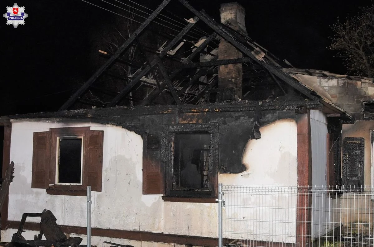 Zwęglone ciało 87-letniego mężczyzny zostało znalezione w trakcie akcji gaśniczej w Woli Bystrzyckiej (powiat łukowski, woj. lubelskie). Doszczętnie spłonął drewniany dom.