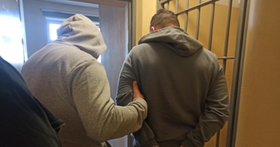 Katowiccy policjanci zatrzymali dwóch mężczyzn, którzy oszukali Ukrainki oferując im do wynajmu mieszkania, których nie mieli. Jeden z podejrzanych został aresztowany, drugi objęty policyjnym dozorem.

