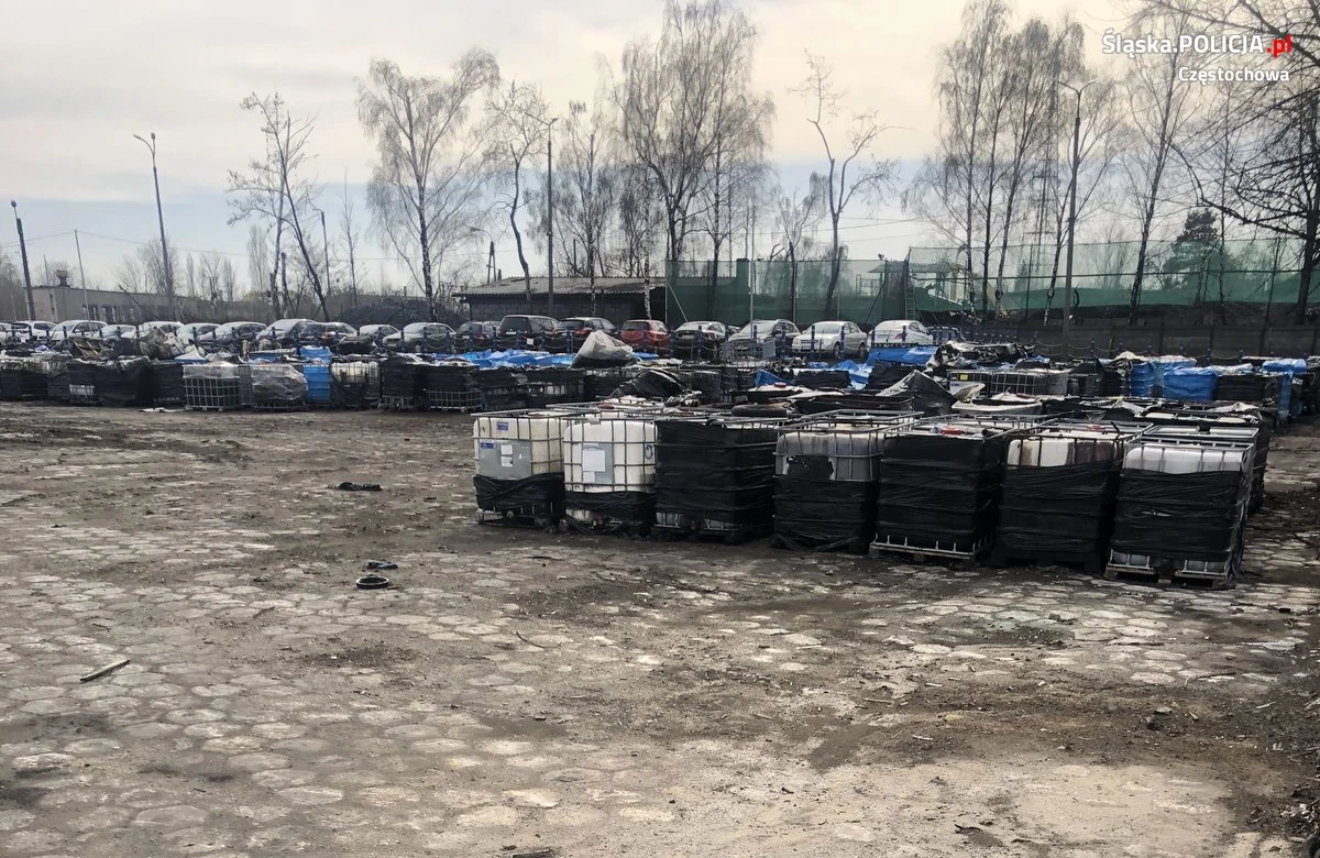 7 osób zostało zatrzymanych pod zarzutem składowania niebezpiecznych odpadów w woj. śląskim i opolskim. Łącznie policjanci ujawnili około 1 mln litrów niebezpiecznych substancji. Zatrzymanym grozi do 10 lat więzienia.