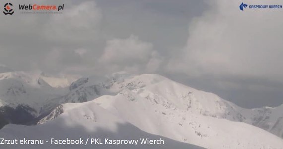 Pewnie dla wielu mieszkańców Polski centralnej i północnej zabrzmi abstrakcyjnie, ale w Tatrach sezon narciarski ciągle trwa. Niektórzy twierdzą wręcz, że właśnie teraz na Kasprowym Wierchu panują najlepsze warunki do jazdy.