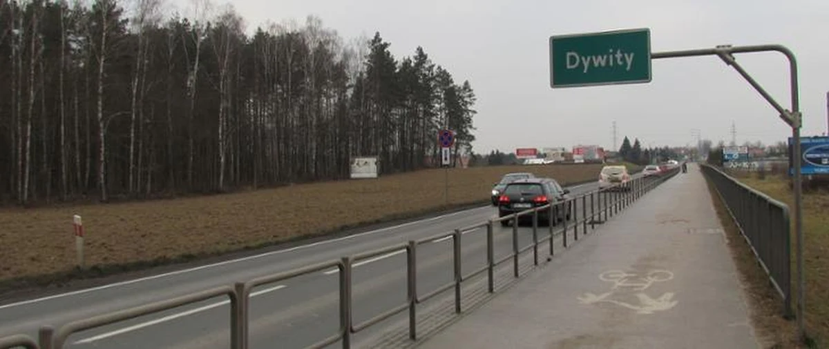 Jutro rozpocznie się kolejny etap prac na przebudowywanym na rondo skrzyżowaniu DK51 koło Dywit (powiat olsztyński) z ulicą Wadąską oraz drogą do Osiedla Sterowców. Kierowcy muszą uzbroić się w cierpliwość, szczególnie w godzinach szczytu. Zmiany będą też dotyczyły pasażerów autobusów, które kursują do cmentarza w Dywitach.