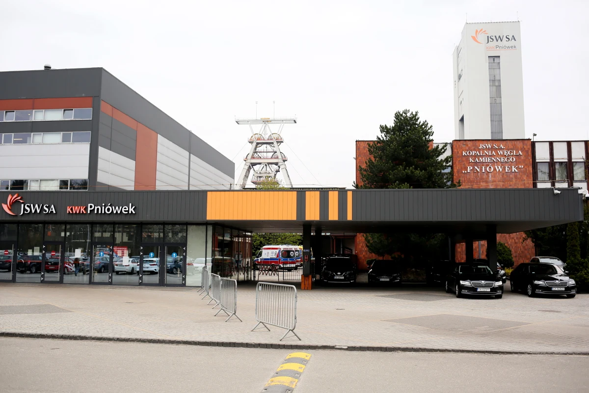 Gliwicka prokuratura wszczęła śledztwo w sprawie katastrofy w kopalni Pniówek w Pawłowicach, w której minionej nocy doszło prawdopodobnie do dwóch wybuchów metanu. Według dotychczasowych informacji, w wyniku wypadku zginęły cztery osoby.
W kopalni trwa akcja ratownicza, której celem jest odnalezienie siedmiu pozostających w wyrobiskach zaginionych - wynika z informacji Jastrzębskiej Spółki Węglowej, do której należy kopalnia.