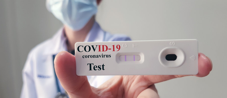 Od kwietnia zmieniły się zasady testowania na Covid-19. Nie można już wykonać go bezpłatnie w aptekach czy punktach wymazowych. Aktualnie, o wysłaniu na badanie może zdecydować tylko lekarz. 
