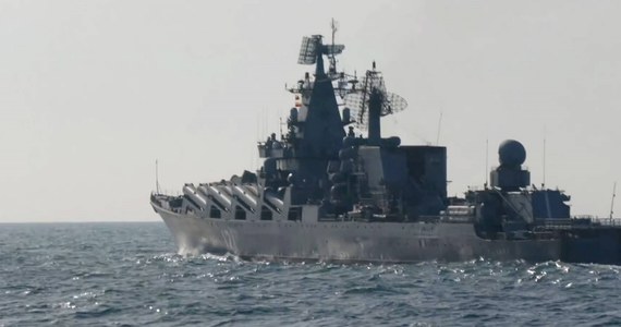 ​W zeszłym tygodniu na Morzu Czarnym zatopiony został potężny krążownik "Moskwa". Strona ukraińska przekonuje, że okręt został trafiony dwoma pociskami Neptun. Rosjanie natomiast przekonują, że doszło do wybuchu amunicji na pokładzie, w wyniku czego pojawił się pożar, a sam okręt zatonął w wyniku sztormu. Armia rosyjska przekonuje, że wszystkich ewakuowano, jednak pojawiają się liczne informacje o zgonach marynarzy. Wiele rodzin wciąż nie wie, co z ich dziećmi, które służyły na "Moskwie".