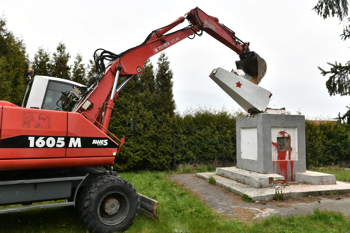 ​Pomnik poświęcony Armii Czerwonej zdemontowano w środę w miejscowości Garncarsko, w gminie Sobótka (woj. dolnośląskie). W środę wyburzono jeszcze dwa takie pomniki w Wielkopolsce - w Siedlcu, Międzybłociu.