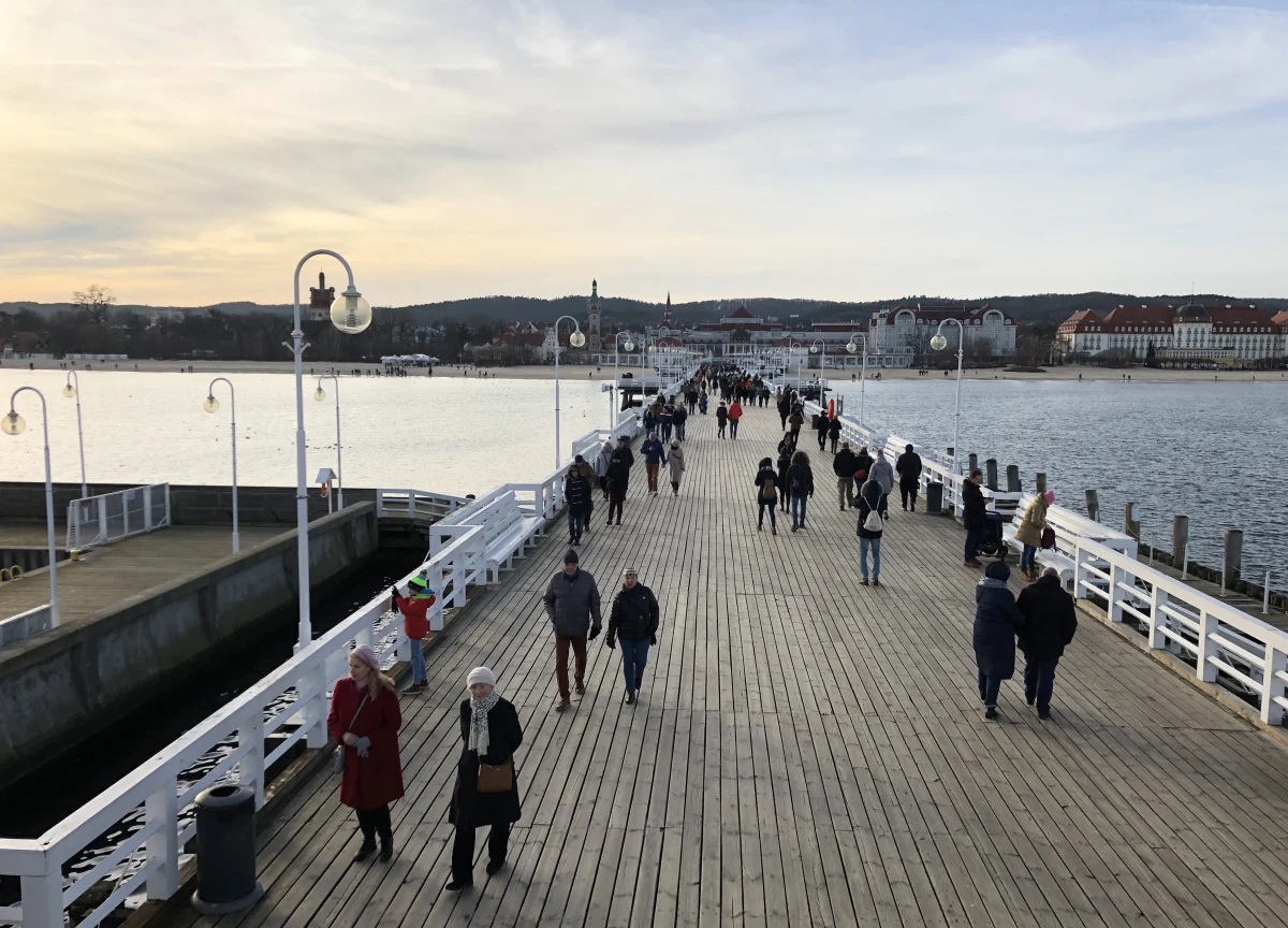 Ponad 130 tysięcy złotych wyniosły tylko w miniony, świąteczny weekend wpływy z biletów na sopockie molo. Nie byłoby w tym nic dziwnego, gdyby nie fakt, że o tej porze roku wstęp na molo zawsze był bezpłatny. Miasto zapomniało poinformować, że wydłużyło czas pobierania opłat.
