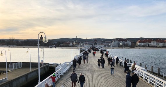 Ponad 130 tysięcy złotych wyniosły tylko w miniony, świąteczny weekend wpływy z biletów na sopockie molo. Nie byłoby w tym nic dziwnego, gdyby nie fakt, że o tej porze roku wstęp na molo zawsze był bezpłatny. Miasto zapomniało poinformować, że wydłużyło czas pobierania opłat.