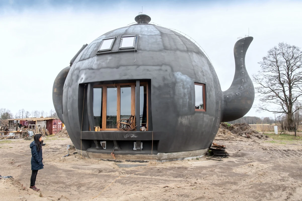 Dom-imbryk został wybudowany w Makowiskach, pomiędzy Solcem Kujawskim a Bydgoszczą (woj. kujawsko-pomorskie). Jego właścicielem jest Maciej Chęsiak, artysta tatuażu z Solca.