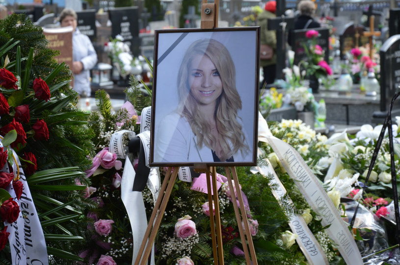 W Zduńskiej Woli odbył się pogrzeb wokalistki zespołu disco polo Lider Dance, Agnieszki Mazurek. Wokalistka zmarła 11 kwietnia w wieku 33 lat. Śledztwo w sprawie śmierci piosenkarki prowadzi prokuratura. 