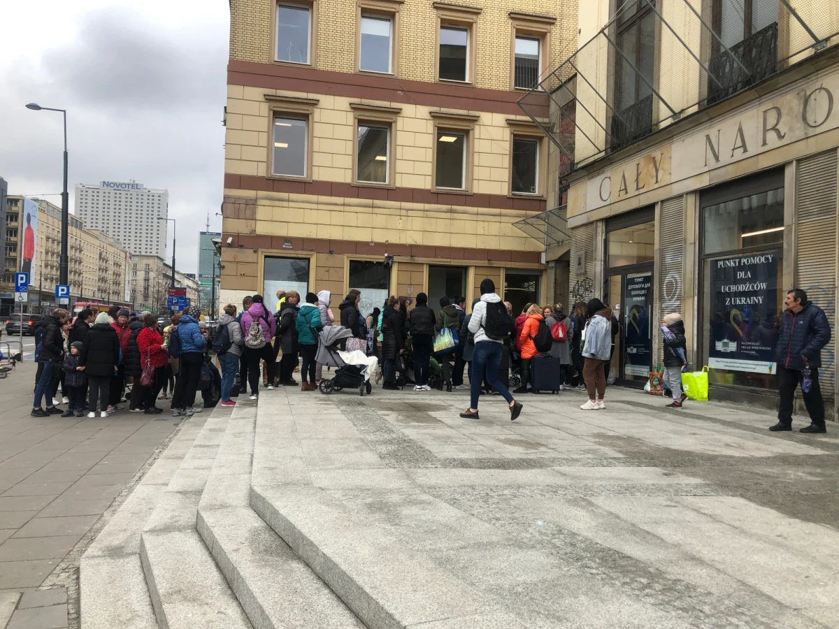 Długie kolejki ukraińskich uchodźców ustawiają się przed nowym punktem pomocowym przy rondzie de Gaulle'a w centrum Warszawy. Wszystkie produkty i rzeczy, które są tam rozdawane Ukraińcom, przekazali prywatni darczyńcy.