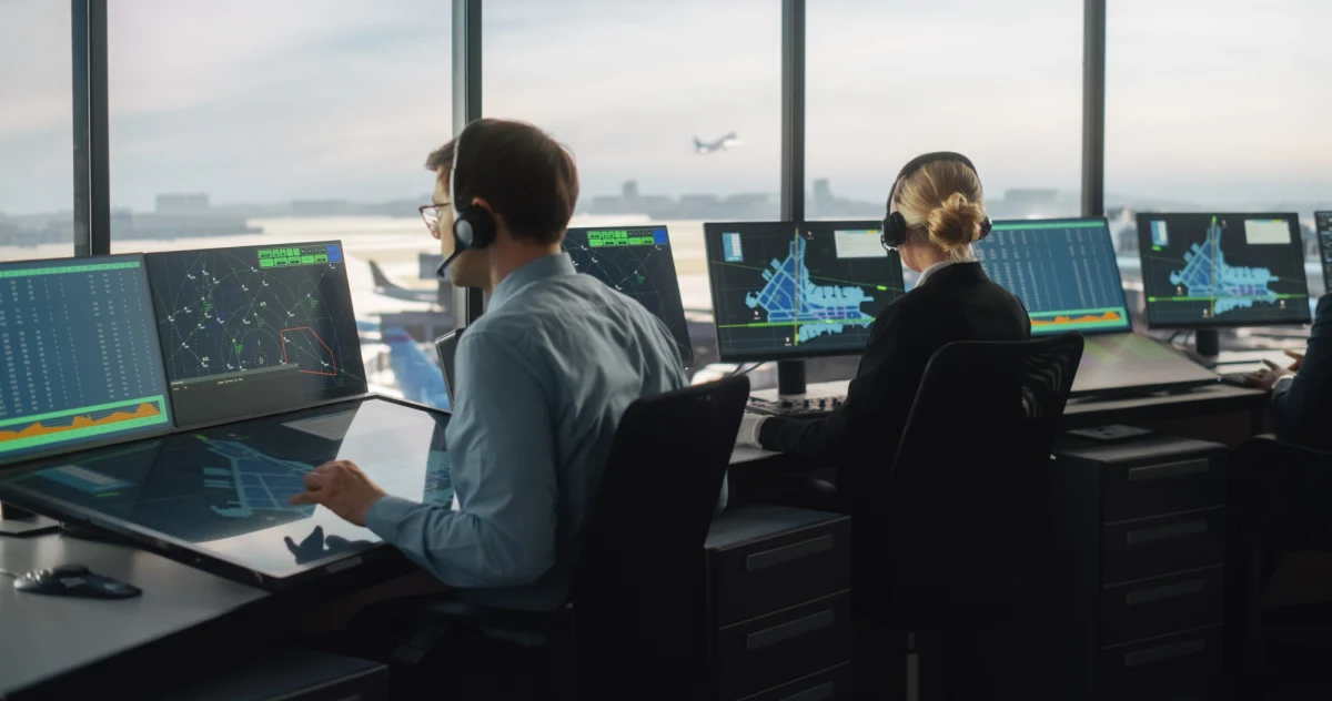 ​Bez porozumienia zakończyły się kolejne negocjacje kontrolerów ruchu lotniczego i Polskiej Agencji Żeglugi Powietrznej. Dzisiejsze rozmowy trwały ponad 6 godzin. Od efektu negocjacji zależy, czy czeka nas paraliż ruchu na polskim niebie. Większość kontrolerów po konflikcie złożyła wypowiedzenia, a część już odeszła z pracy.