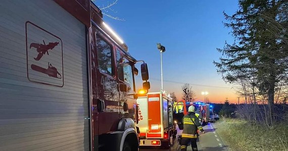 Jest tymczasowy areszt dla mężczyzny podejrzanego o spowodowanie tragicznego wypadku w Szymbarku na Kaszubach. Sąd Rejonowy w Kartuzach zdecydował, że Dawid T. spędzi w areszcie najbliższe trzy miesiące. ​W nocy z niedzieli na poniedziałek auto, które prowadził Dawid T., uderzyło w grupę młodych ludzi idących poboczem. Zginęła 19-latka, cztery osoby są ranne. 