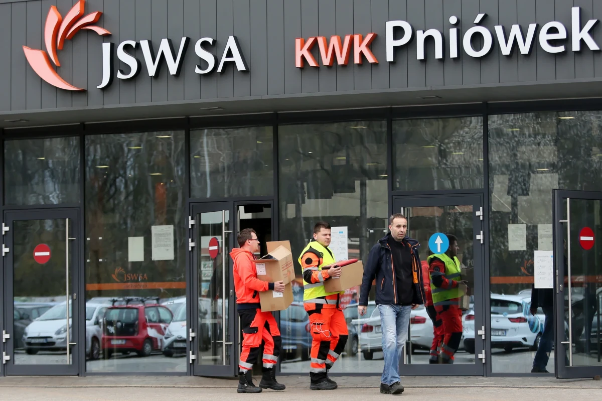 Po południu na krótko wznowiono akcję poszukiwawczą w kopalni Pniówek, ale ratownicy znów zostali wycofani ze względu na trudne warunki – przekazała Jastrzębska Spółka Węglowa. Po dwóch wybuchach metanu w kopalni zginęło 5 osób, a 20 jest rannych. Ratownicy szukają 7 osób. Jak podał przedstawiciel dyrekcji kopalni - to 5 ratowników oraz 2 górników.