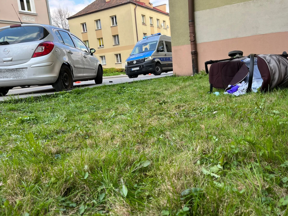 Po zderzeniu dwóch samochodów w centrum Tarnowa auto wjechało na chodnik i potrąciło matkę pchająca wózek. Przewożone w nim 1,5 roczne dziecko wypadło na pas zieleni. Na szczęście ani kobiecie ani dziecku nic poważnego się nie stało.  


