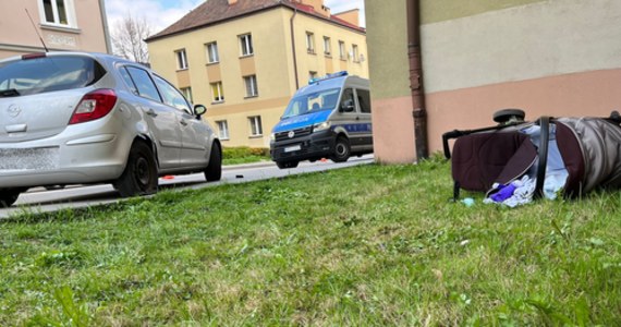 Po zderzeniu dwóch samochodów w centrum Tarnowa auto wjechało na chodnik i potrąciło matkę pchająca wózek. Przewożone w nim 1,5 roczne dziecko wypadło na pas zieleni. Na szczęście ani kobiecie ani dziecku nic poważnego się nie stało.  


