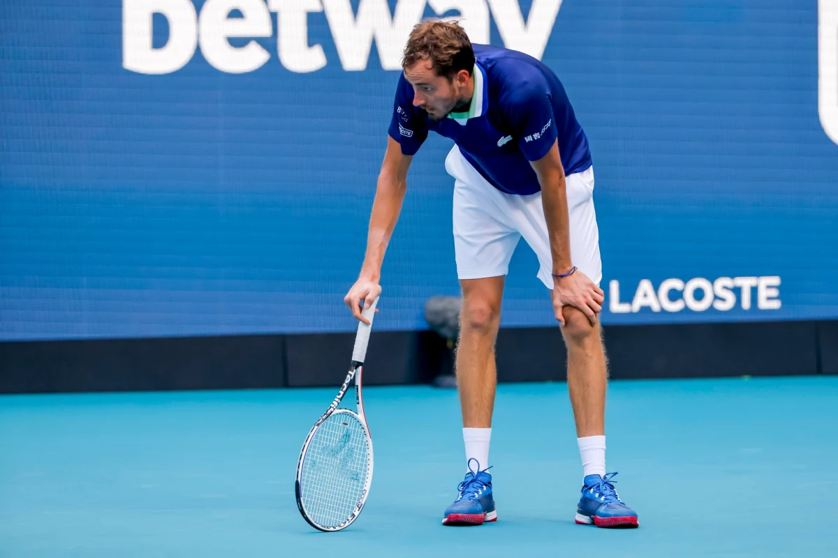 Organizujący Wimbledon All England Lawn Tennis Club poinformował w oświadczeniu, że zawodnicy z Rosji i Białorusi nie będą mogli uczestniczyć w tegorocznej edycji prestiżowego wielkoszlemowego turnieju. Decyzja ma związek ze zbrojną agresją tych krajów na Ukrainę.