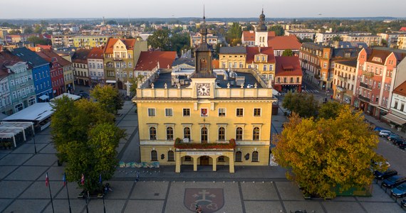 ​Radni Ostrowa Wlkp. zdecydowali o usunięciu z ratusza tablicy mówiącej o pomocy Armii Czerwonej w wyzwoleniu miasta spod okupacji niemieckiej w 1945 roku.