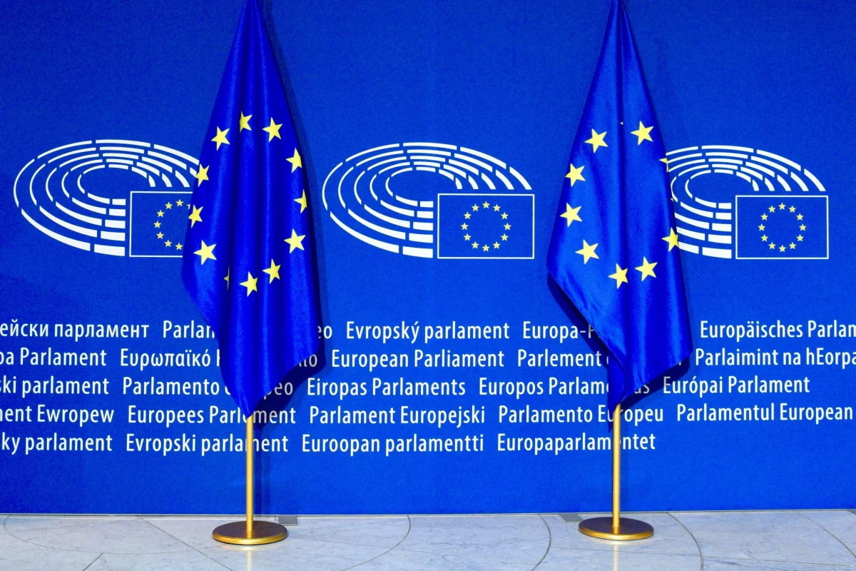 ​"Sankcje nie działają, Rosja nie zbankrutowała. Nie udało jej się zmusić sankcjami do zaprzestania agresji na Ukrainę" - powiedział szef komisji Parlamentu Europejskiego do spraw polityki zagranicznej, niemiecki eurodeputowany z CDU David McAllister. W europarlamencie odbyła się debata na temat unijnych restrykcji nałożonych na Rosję.