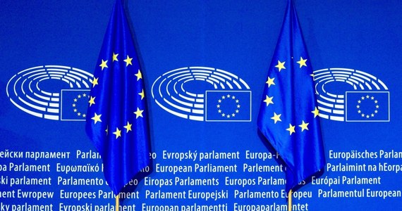 ​"Sankcje nie działają, Rosja nie zbankrutowała. Nie udało jej się zmusić sankcjami do zaprzestania agresji na Ukrainę" - powiedział szef komisji Parlamentu Europejskiego do spraw polityki zagranicznej, niemiecki eurodeputowany z CDU David McAllister. W europarlamencie odbyła się debata na temat unijnych restrykcji nałożonych na Rosję.