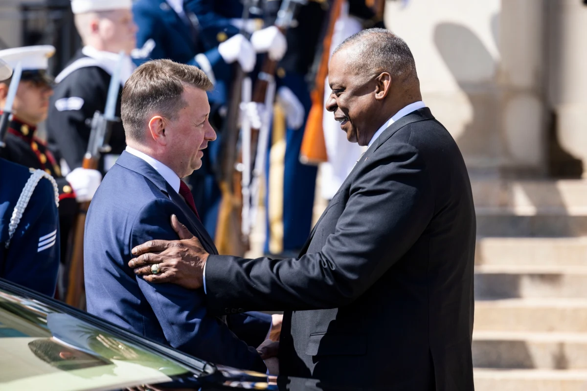 "W krótkim czasie skieruje do Pentagonu 'letter of request', czyli formalnie rozpocznę procedurę zamówienia kolejnych partii sprzętu wojskowego dla Polski" - mówił po spotkaniu z sekretarzem obrony USA Lloydem Austinem w Pentagonie szef MON Mariusz Błaszczak. Minister obrony narodowej podkreślił, że Polska jest zainteresowana dostawami wyrzutni rakiet HIMARS, systemu Patriot, kolejnych eskadr samolotów wielozadaniowych, śmigłowców szturmowych, bezzałogowców.