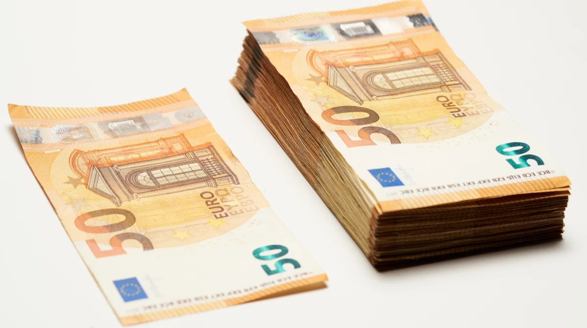 Martin Kazaks z Europejskiego Banku Centralnego uważa, że lipcowa podwyżka stóp procentowych w strefie euro jest możliwa - poinformował Bloomberg. Dotychczas EBC nie podnosił stóp procentowych, ogłaszano jedynie wygaszanie skupu aktywów, a szefowa banku Christine Lagarde przekonywała, że inflacja jest przejściowa. Obecnie wskaźnik w strefie euro jest na poziomie 7,5 proc., co wywołuje presję na władze monetarne. 