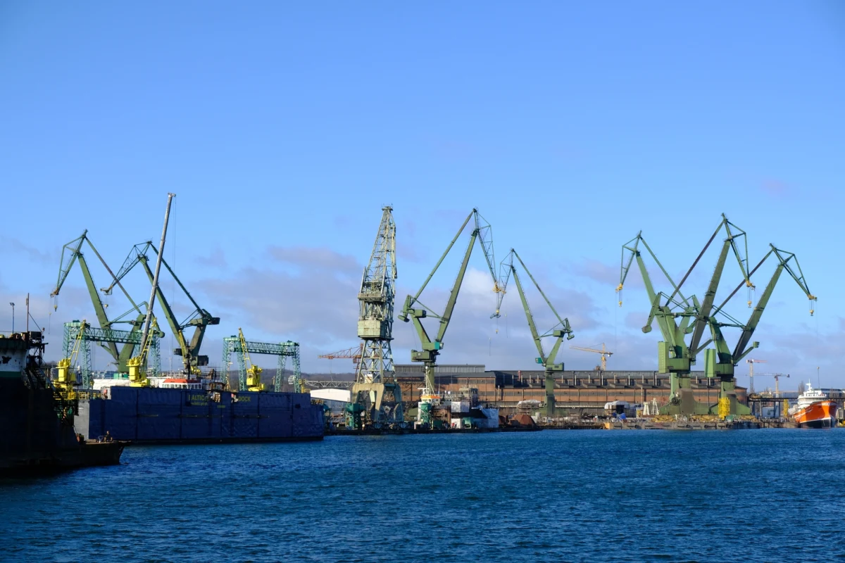 ​Port Gdańsk, największy polski port, w pierwszym kwartale 2022 roku wyprzedził dwa porty rosyjskie, w Primorsku i St. Petersburgu i awansował pod względem przeładunków na drugie miejsce w rankingu portów bałtyckich - poinformował w środę Port Gdańsk.