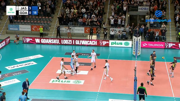 Jastrzębski Węgiel - Trefl Gdańsk 3:0 (25:17, 25:16, 25:18).

 

Stan rywalizacji play off (do dwóch zwycięstw) 2-1 dla Jastrzębskiego Węgla, który w półfinale zagra ze Skrą Bełchatów.

 

Jastrzębski Węgiel: Tomasz Fornal, Jurij Gladyr, Jan Hadrava, Rafał Szymura, Benjamin Toniutti, Łukasz Wiśniewski - Jakub Popiwczak (libero) - Szymon Biniek, Stephen Boyer, Bartosz Cedzyński, Jakub Macyra, Eemi Tervaportti

 

Trefl Gdańsk: Lukas Kampa, Bartłomiej Lipiński, Mateusz Mika, Bartłomiej Mordyl, Dmytro Paszycki, Kewin Sasak - Maciej Olenderek (libero) - Łukasz Kozub, Patryk Łaba, Moritz Reichert, Karol Urbanowicz, Mariusz Wlazły.