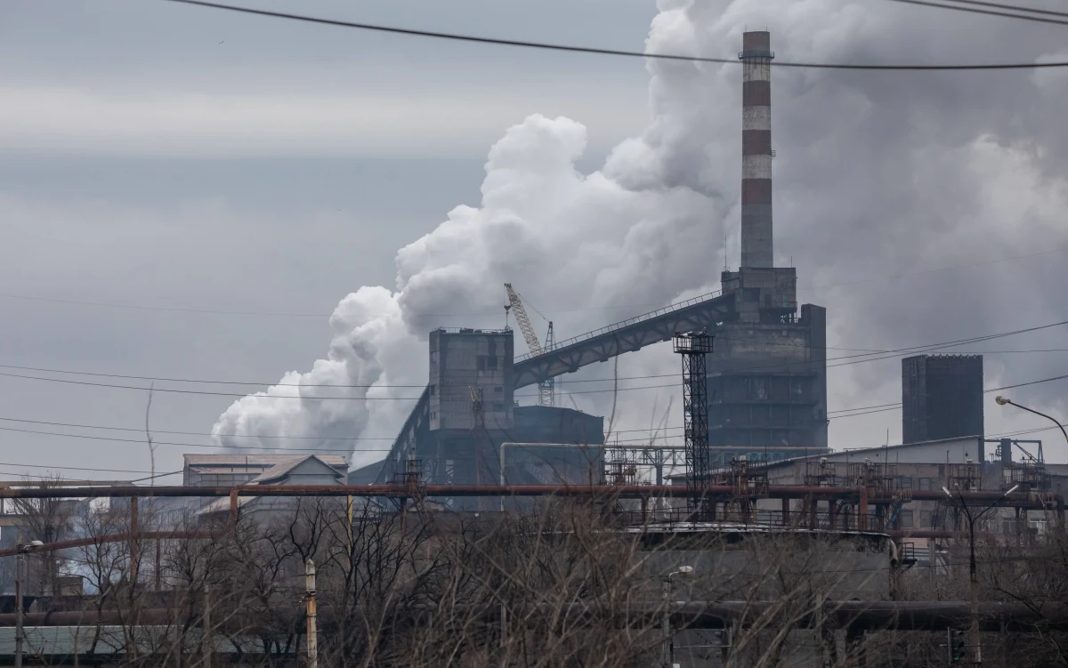 ​Rosjanie kontynuują ofensywę na wschodzie kraju. Najgłośniej jest o sytuacji w Mariupolu. Armia rosyjska kontroluje już większość miasta, Ukraińcy bronią się jeszcze na terenie zakładu Azowstal. W podziemnych bunkrach chronią się nie tylko żołnierze i bojownicy pułku Azow, ale także cywile. Zebraliśmy dla Was najważniejsze informacje 56. dnia rosyjskiej inwazji na Ukrainę.