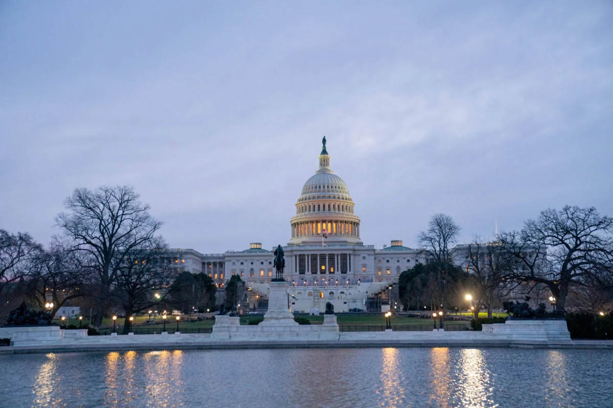 Amerykańska policja odwołała po kilku minutach nakaz ewakuacji Kapitolu w Waszyngtonie. W nocy polskiego czasu ogłosiła alarm z powodu potencjalnego zagrożenia z powietrza. Jak podała stacja NBC, ewakuacja zarządzona była w wyniku nieporozumienia. 

