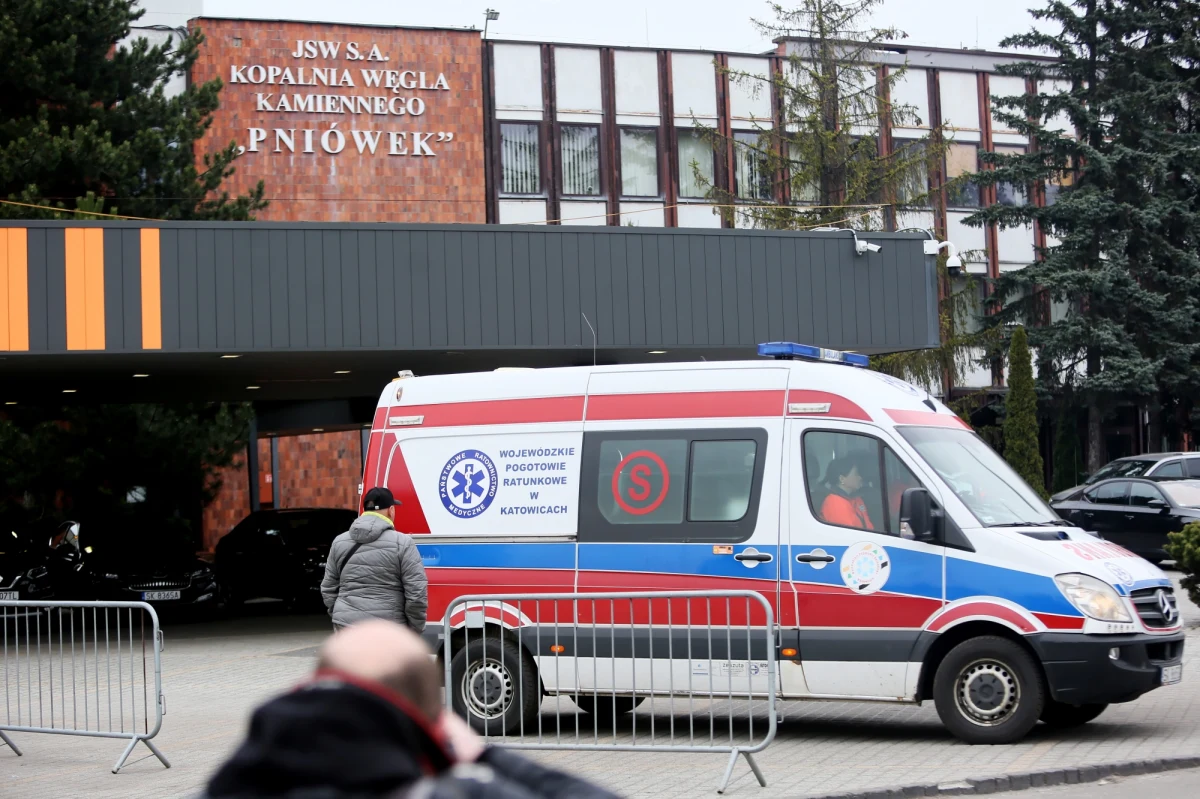To już druga doba akcji ratowniczej w kopalni Pniówek w Pawłowicach. Od wczoraj trwają tam poszukiwania 7 osób, które zaginęły po dwóch wybuchach metanu. To 5 ratowników oraz 2 górników. Skutkiem podziemnych eksplozji jest też śmierć 5 osób. 20 kolejnych górników leży w szpitalach.