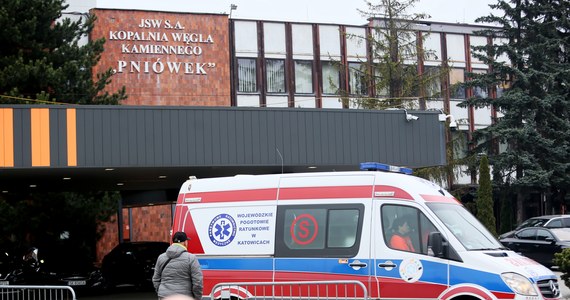 To już druga doba akcji ratowniczej w kopalni Pniówek w Pawłowicach. Od wczoraj trwają tam poszukiwania 7 osób, które zaginęły po dwóch wybuchach metanu. To 5 ratowników oraz 2 górników. Skutkiem podziemnych eksplozji jest też śmierć 5 osób. 20 kolejnych górników leży w szpitalach.