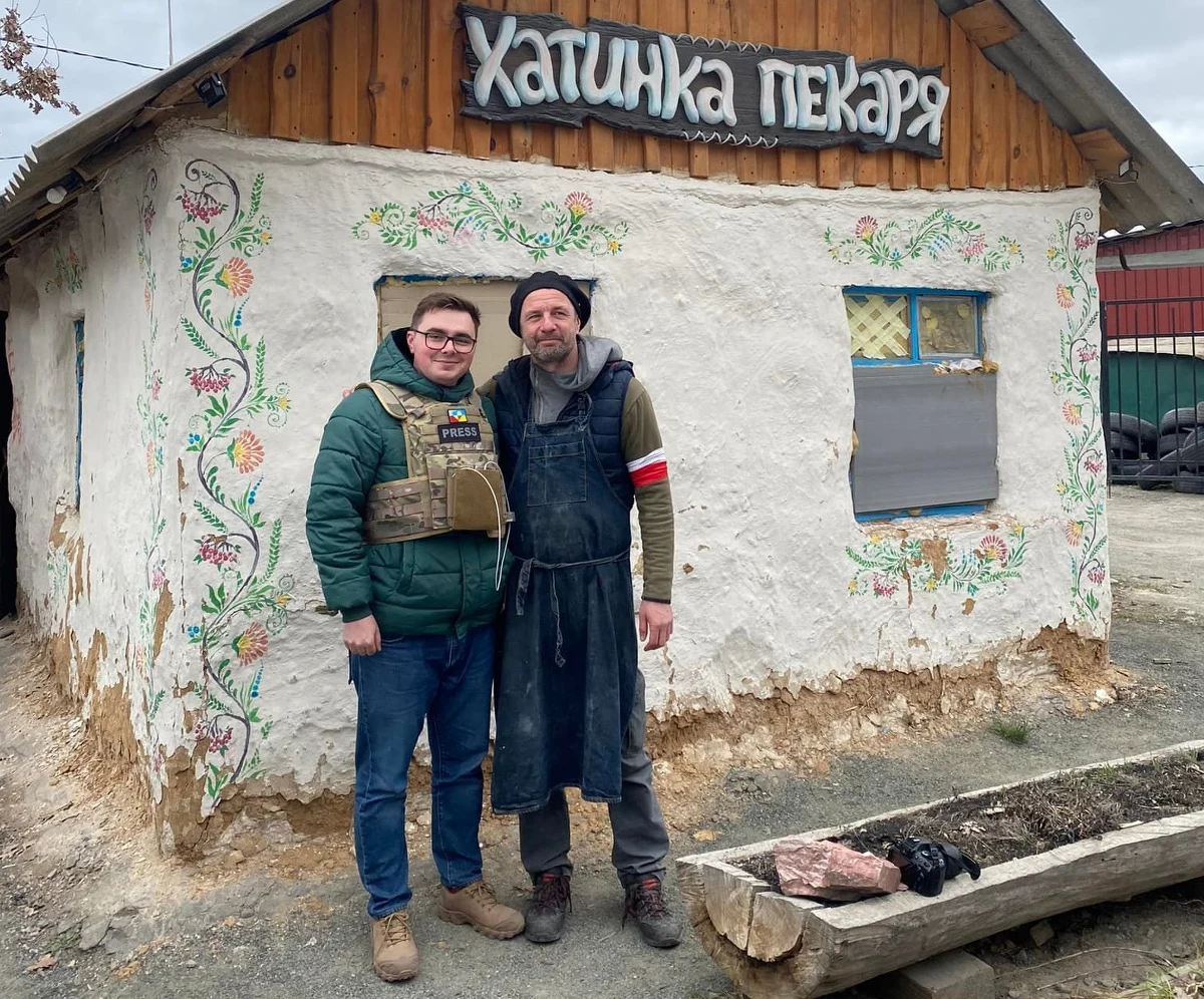 Jacek Polewski pojechał do ukraińskiej Buczy po wyzwoleniu jej z rąk Rosjan. Zabrał z Polski 500 kg mąki i wziął się do pracy. "Rosjanie urządzili sobie w piekarni bazę; my, po jej oczyszczeniu, zaczęliśmy rozdawać stąd mieszkańcom świeży chleb, który jest symbolem domowego ciepła i bezpieczeństwa - powiedział piekarz z Poznania.