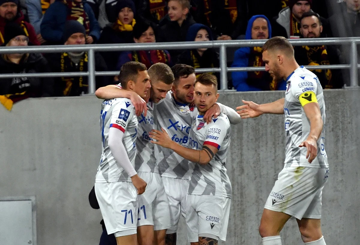 Raków Częstochowa nowym liderem piłkarskiej Ekstraklasy! Podopieczni Marka Papszuna w meczu na szczycie pokonali na wyjeździe 2-1 Pogoń Szczecin. Po porażce zmalały szanse "Portowców" na tytuł. 