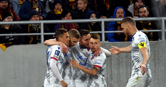 Raków Częstochowa nowym liderem piłkarskiej Ekstraklasy! Podopieczni Marka Papszuna w meczu na szczycie pokonali na wyjeździe 2-1 Pogoń Szczecin. Po porażce zmalały szanse "Portowców" na tytuł. 