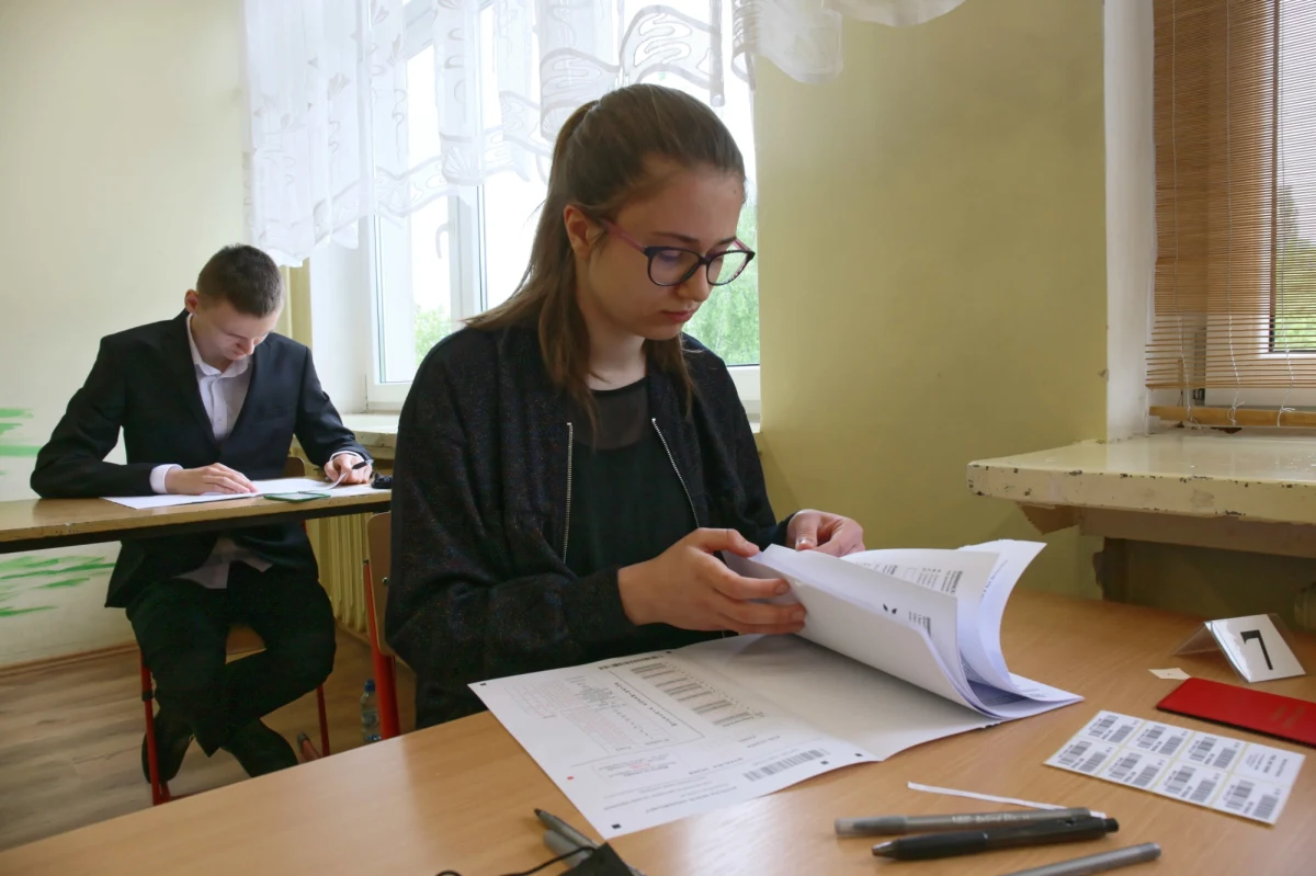 Przed uczniami najwyższych klas szkół podstawowych pierwszy poważny sprawdzian, który będzie miał wpływ na dalszą naukę. Pod koniec maja odbędzie się egzamin ósmoklasisty. Poniżej znajdziecie najważniejsze informacje o teście, który podsumowuje naukę w podstawówce. Na stronach RMF24 - w naszym specjalnym raporcie Egzamin ósmoklasisty 2022 - opublikujemy arkusze CKE wraz z propozycjami odpowiedzi przygotowanymi przez naszych ekspertów.