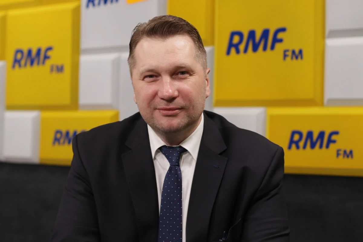 47 osób z Ukrainy chce zdawać w Polsce maturę, a blisko siedem tysięcy - egzamin ósmoklasisty. "Spodziewam się, że te 47 osób mówi w języku polskim" - powiedział w Porannej rozmowie w RMF FM minister edukacji i nauki Przemysław Czarnek. "Mamy udogodnienia jeśli chodzi o matematykę, będą polecenia i możliwość odpowiedzi w języku ukraińskim" - mówił gość Roberta Mazurka o egzaminie ósmoklasisty.