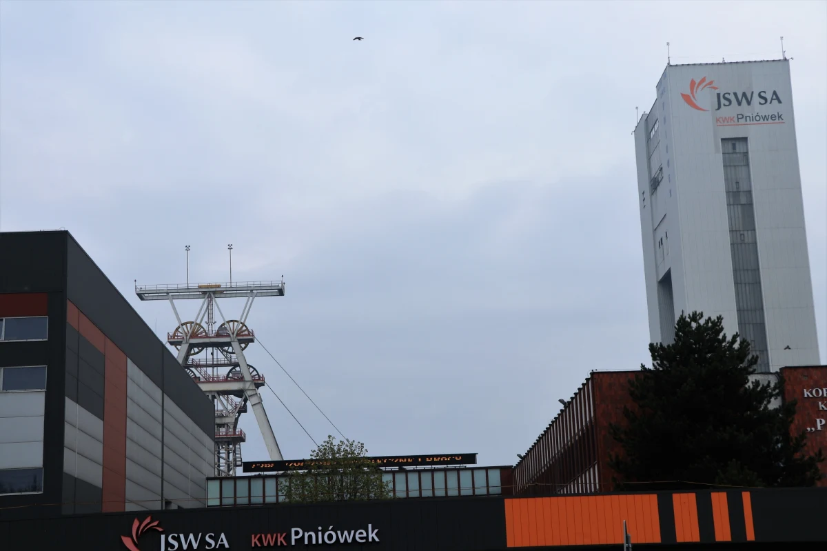 "Na dole do przewietrzenia jest około 600 - 700 metrów wyrobiska. To jedna z najtrudnieszych akcji ratunkowych w ostatnich latach, zwłaszcza gdy mamy do czynienia z ofiarami i ludźmi poszukiwanymi", powiedział Marcin Świerczek z Centralnej Stacji Ratownictwa Górniczego w Bytomiu, który był gościem programu "7 pytań o 7:07" w internetowym radiu RMF24.