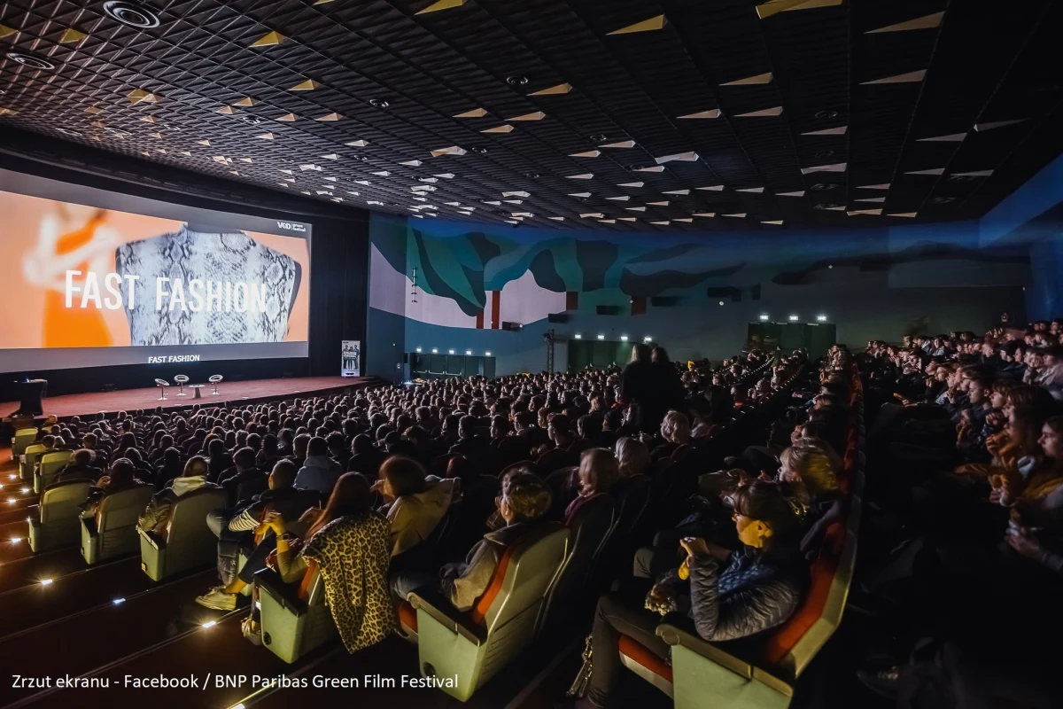 Krakowska Akademia Klimatu bije rekordy popularności - w czwartek w Kinie Kijów sala podczas projekcji filmów dokumentalnych "Fast Fashion" i "Useless" była pełna.