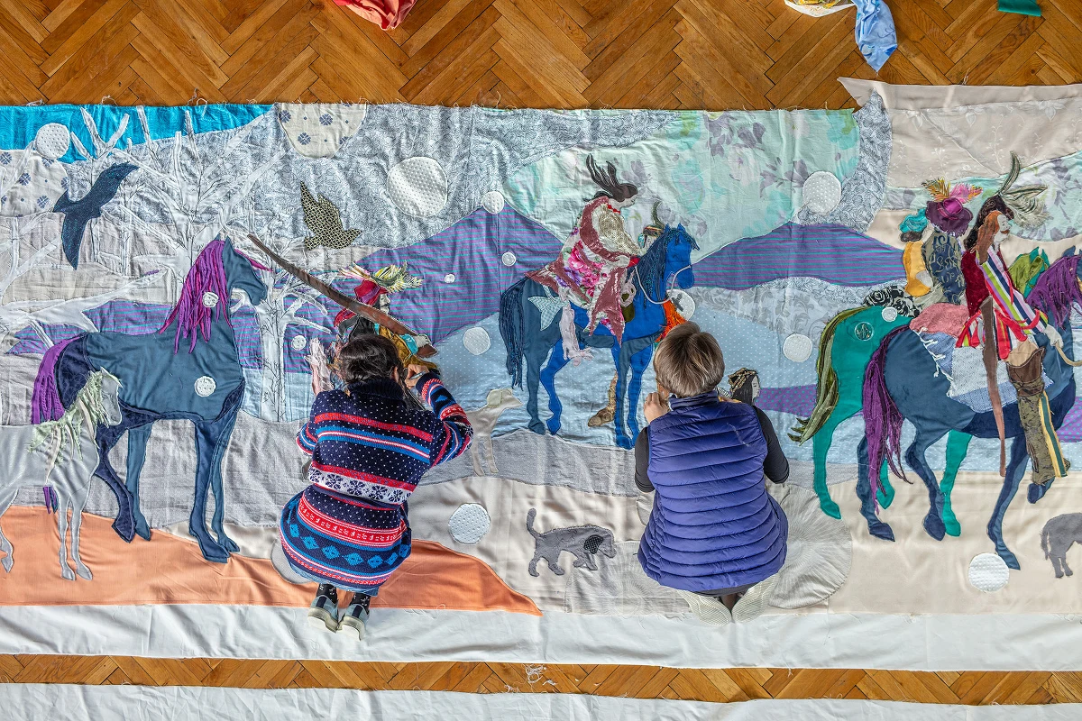 Po raz pierwszy w ponad 120-letniej historii weneckiego Biennale pawilon narodowy będzie reprezentować romska artystka. Wystawa „Przeczarowując świat" Małgorzaty Mirgi-Tas w Pawilonie Polskim na Biennale Sztuki 2022 to próba odnalezienia miejsca romskiej społeczności w europejskiej historii sztuki. 