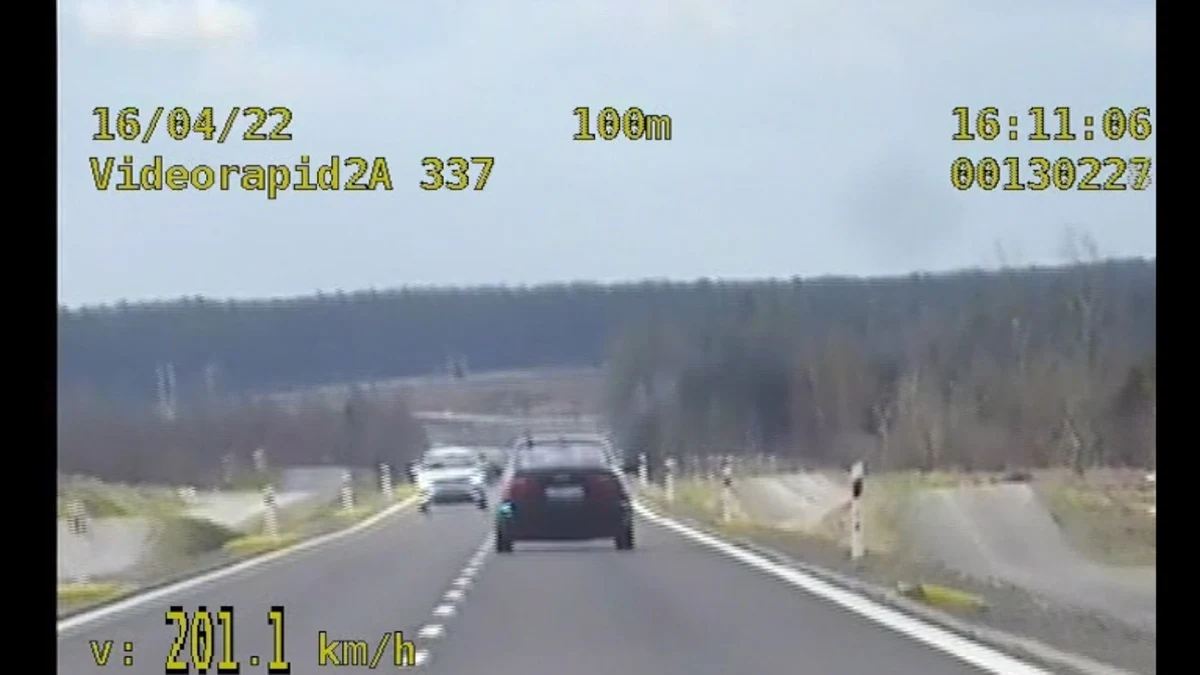 Z prędkością ponad 200 km/h mieszkaniec Warszawy jechał drogą wojewódzką w Kraśniku. Po zatrzymaniu tłumaczył policjantom, że chciał dosuszyć umyty przed chwilą samochód. Kierowca zapłacił nie tylko za myjnię, dostał 2,5 tys. zł mandatu i 10 punktów karnych.    

