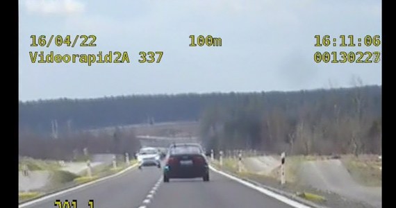 Z prędkością ponad 200 km/h mieszkaniec Warszawy jechał drogą wojewódzką w Kraśniku. Po zatrzymaniu tłumaczył policjantom, że chciał dosuszyć umyty przed chwilą samochód. Kierowca zapłacił nie tylko za myjnię, dostał 2,5 tys. zł mandatu i 10 punktów karnych.    

