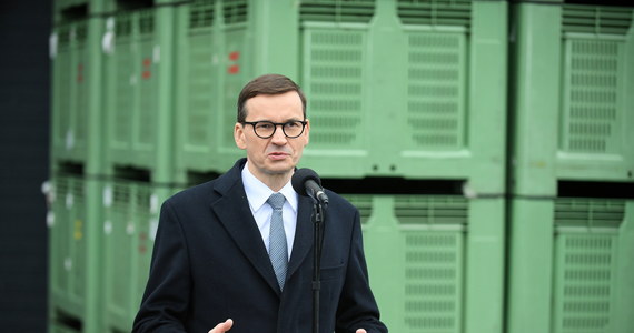 Premier Mateusz Morawiecki zapewnił, że postara się jak najszybciej skontaktować z kanclerzem Niemiec Olafem Scholzem w sprawie dostarczenia broni Ukrainie. "Dwuznaczna postawa Niemiec na pewno nie pomaga" - powiedział szef rządu.