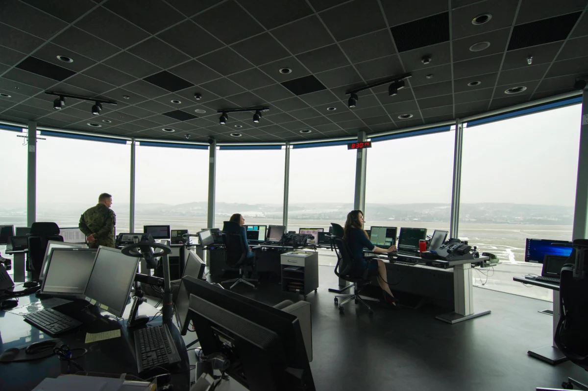 Do końca dnia kontrolerzy ruchu lotniczego przekażą swoją odpowiedź na propozycję porozumienia zaprezentowaną przez Polską Agencję Żeglugi Powietrznej. Mam nadzieję, że uda się osiągnąć do piątku do godz. 10. porozumienie między PAŻP a związkowymi kontrolerami ruchu lotniczego. W innym przypadku musimy spodziewać się dużej liczby odwołań rejsów samolotów - mówił wcześniej prezes Urzędu Lotnictwa Cywilnego Piotr Samson.
