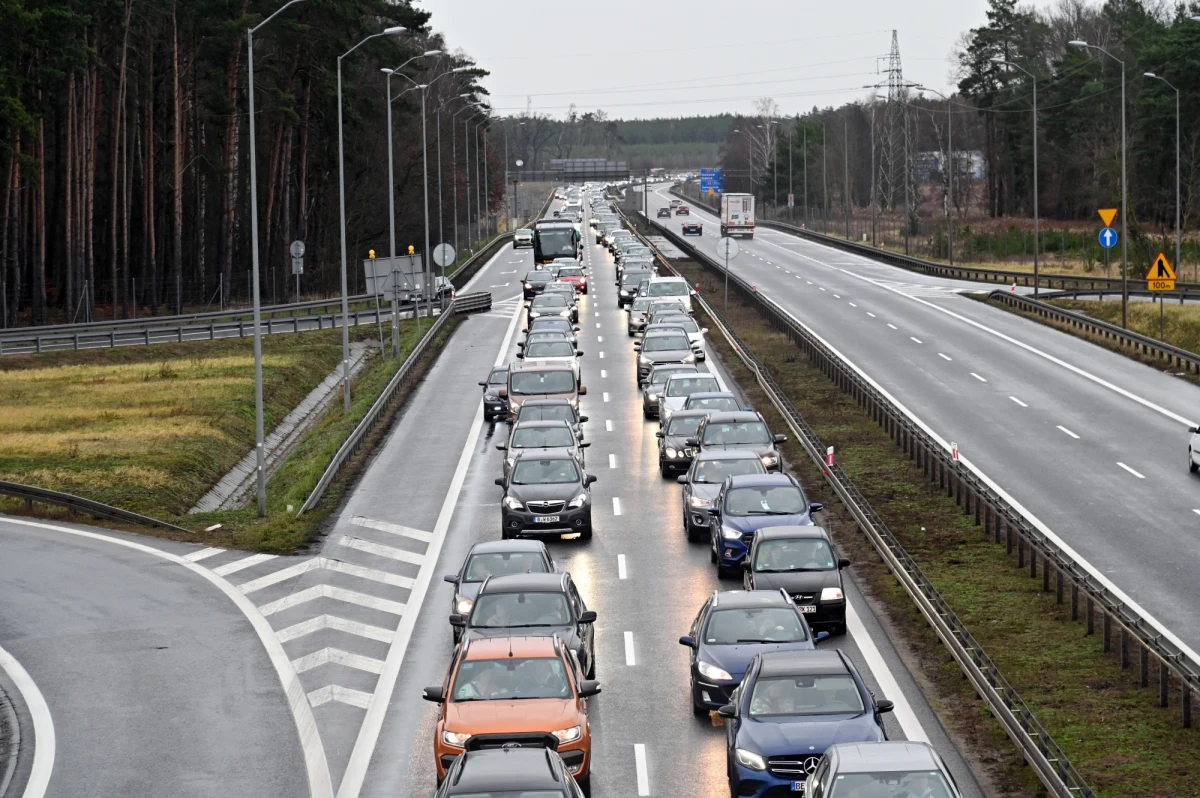 Na przejazd przez zakorkowaną Warszawę kierowcy tracą średnio 85 godzin. Spośród wszystkich stolic Unii Europejskiej gorszy wynik uzyskał tylko Bukareszt. 